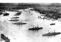 Kiel-harbour-war-ships.jpg (9566 bytes)
